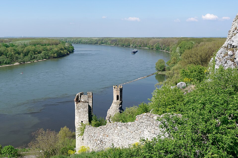 Les ruines du château de Devín perchées sur leur rocher au-dessus du Danube.