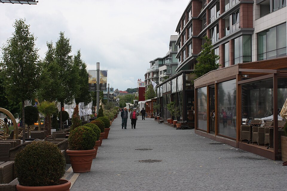 La promenade d'Eurovea le long du Danube, ses terrasses et ses pelouses.